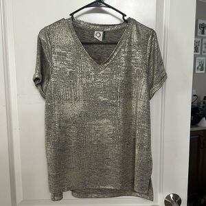 Akamai + Kin shimmer T shirt